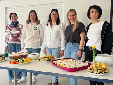 Helferteam bei der Ausgabe des gesunden Fr&uuml;hst&uuml;cks