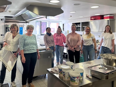 Helferteam in der K&uuml;che bei der Zubereitung des gesunden Fr&uuml;hst&uuml;cks