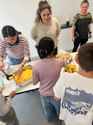 Kinder bedienen sich an der reichhaltigen Auswahl