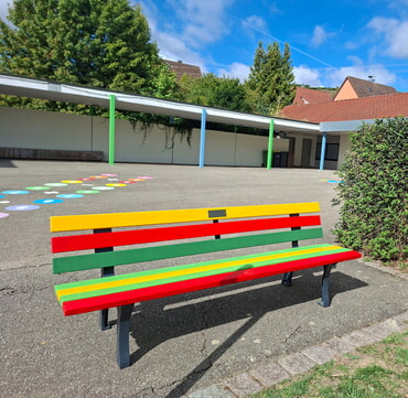 Die bunte Freundesbank an ihrem Platz auf dem Schulhof