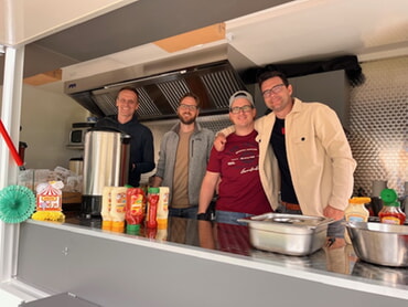 Das Bewirtungsteam im Foodtruck